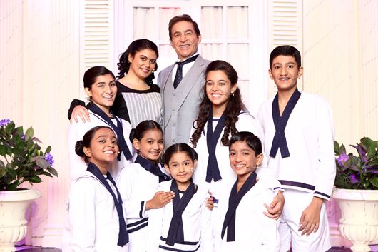 Delna Mody and Dalip Tahil with the seven children