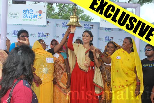 Vidya Balan and a women's self-help group take a pledge for promoting education