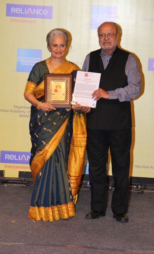 Waheeda Rehman receiving the Lifetime Achievement Award from Shyam Benegal