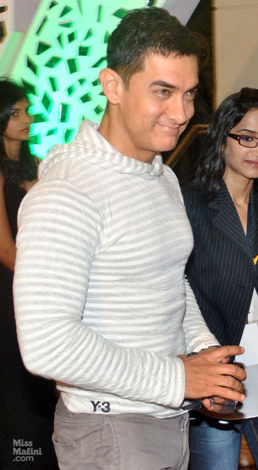 Spotted: Aamir Khan Attends Awards Ceremony (*gasp!*)