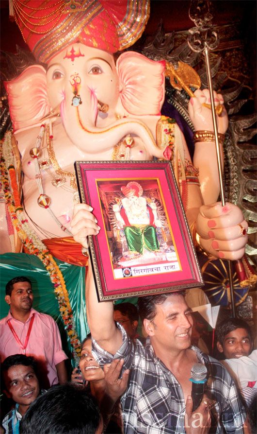 Akshay Kumar Seeks Blessings at Girgaum ka Raja Pandal