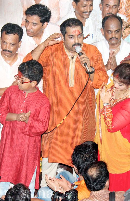 Spotted: Amitabh Bachchan and Rani Mukerji at Lalbaugcha Raja