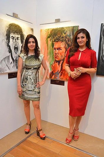 Raveena Tandon &#038; Juhi Chawla at Nawaz Modi Singhania’s Art Exhibition Preview