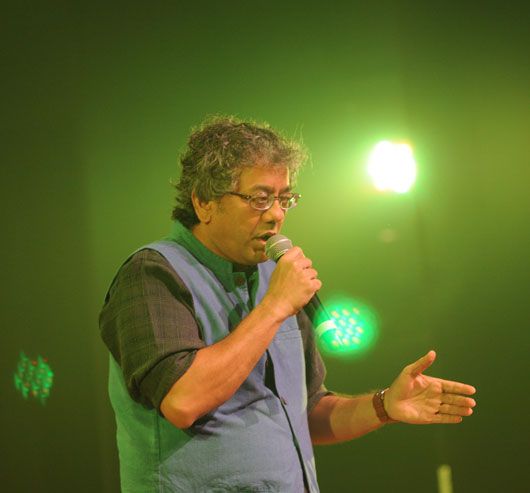 Taufiq Qureshi performing