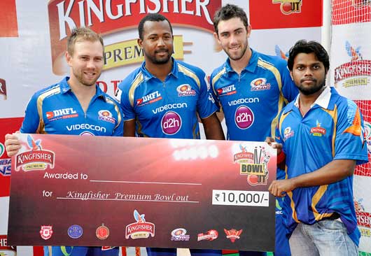 Aiden Blizzard, Dwayne Smith and Glen Maxwell with the winner of the Kingfisher Premium Bowl Out