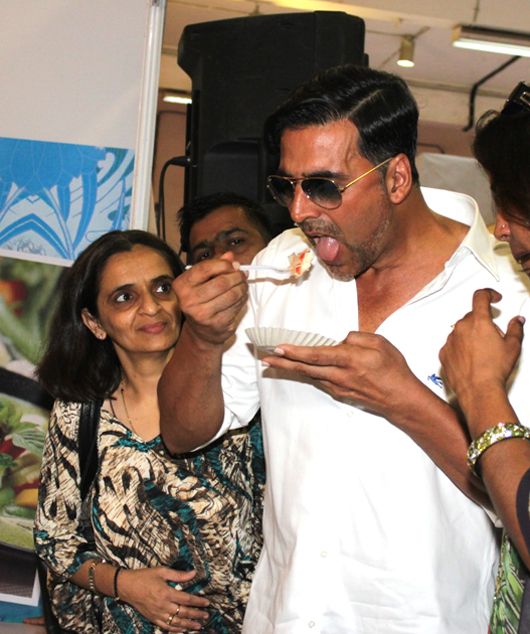 Akshay Kumar tastes food at the Uppercrust Show