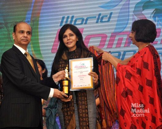 Nisha JamVwal receiving the award for Women Achievers