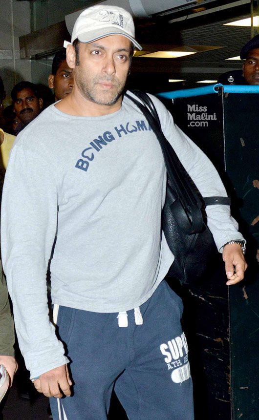Airport Spotting: Salman Khan Is Back From the US and is Fit &#038; Fine!