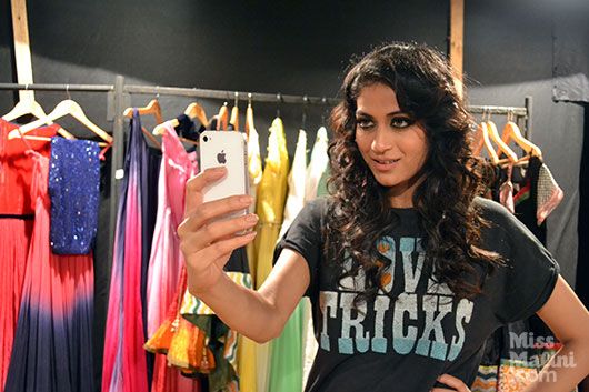 Model Himangini Singh clicking a selfie