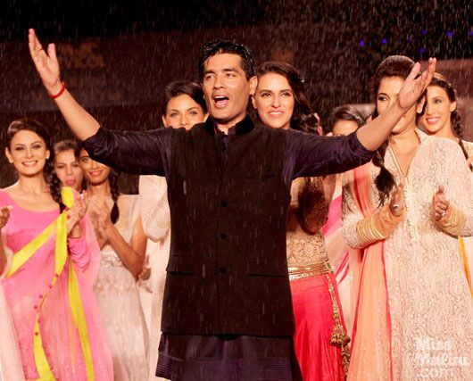 Exclusive: Manish Malhora, Waheeda Rehman &#038; Juhi Chawla Get Drenched During Show!