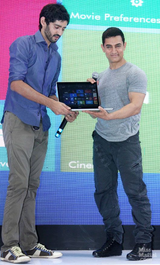 ‘Inspector Shekhawat’ (Aamir Khan) Launches Windows 8 in India