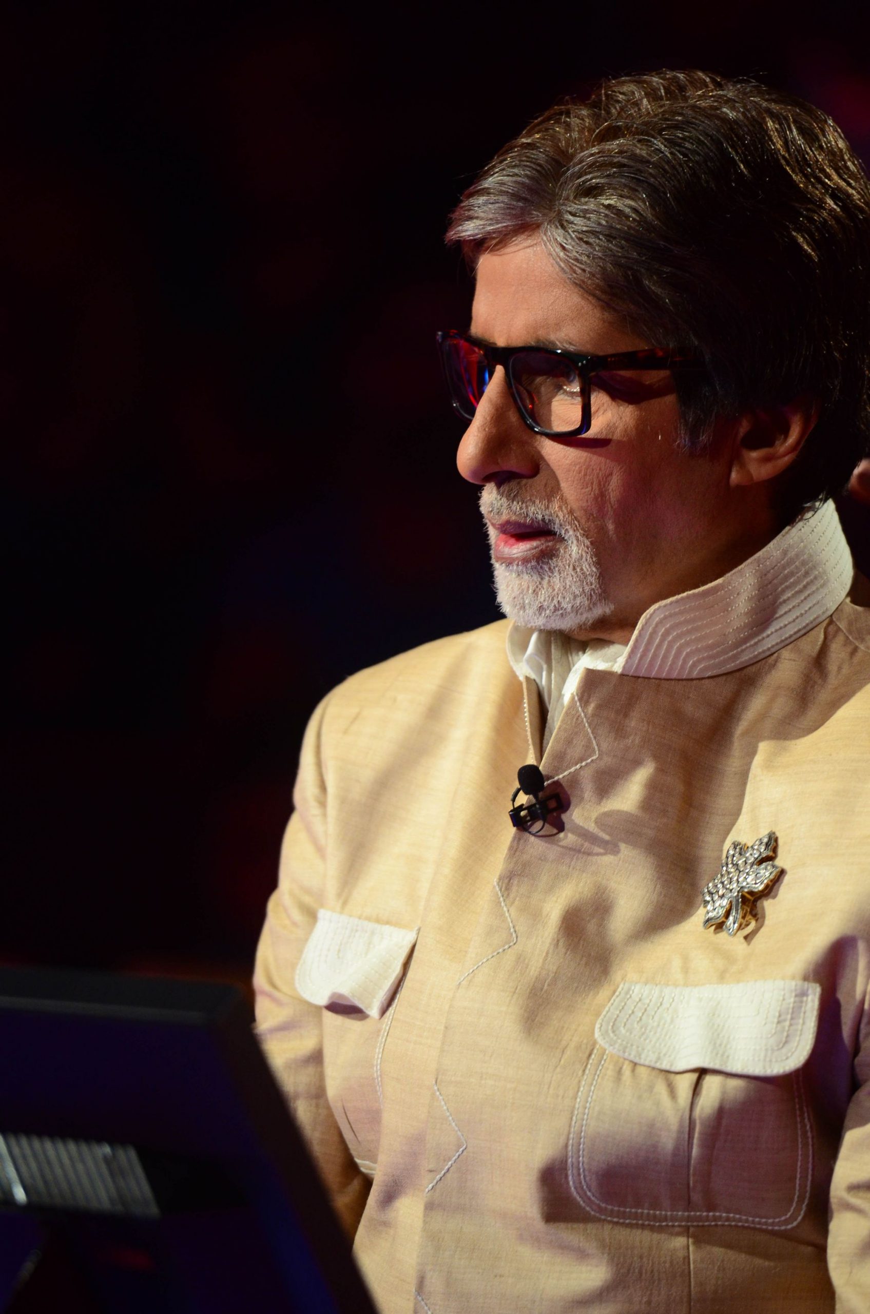 Amitabh Bachchan wearing Amrapali brooch during Kaun Banega Crorepati's Diwali episodes