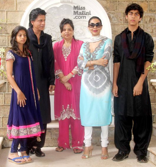 SRK Celebrates Eid With Family & Media at Mannat