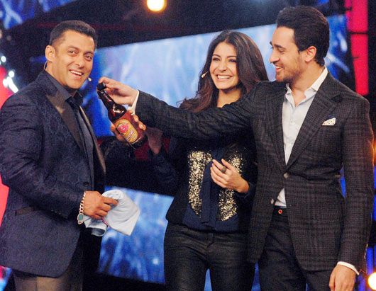 Imran Khan gives Salman Khan a bottle while Anushka Sharma looks on