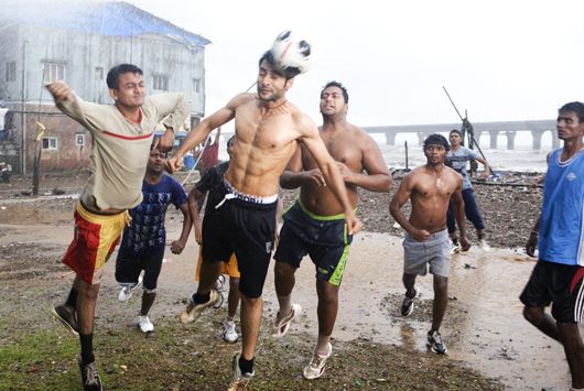 Gossip: Shirtless Jackky Bhagnani Gets Footie-Fever