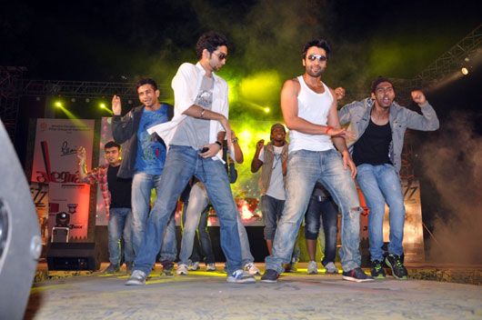 Jackky Bhagnani dances with one of his fans
