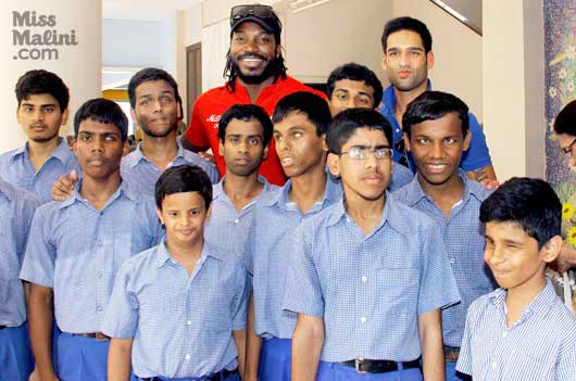 #IPLHot Sid Mallya & Cricketer Pal Chris Gayle Scores a Six with Visually Impaired Kids