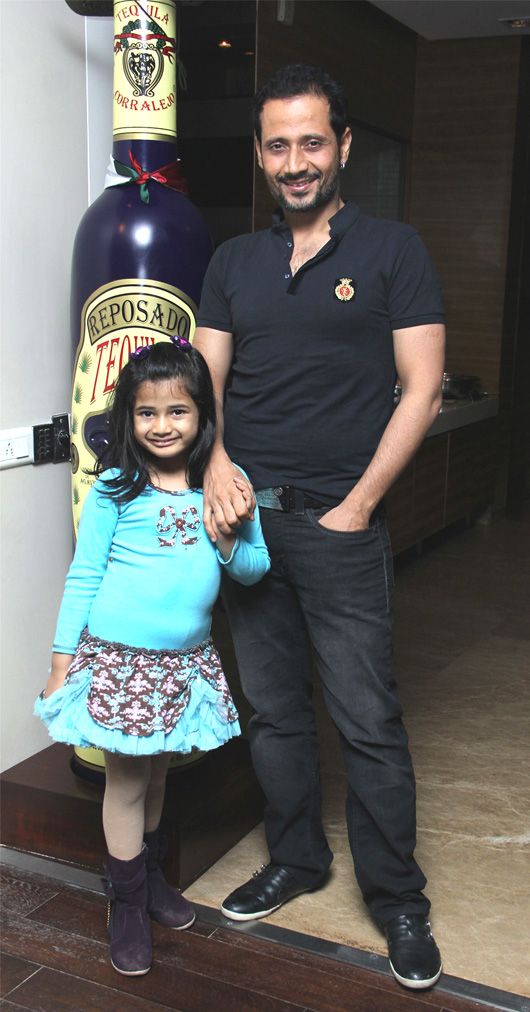 Manmeet Gulzar with his daughter