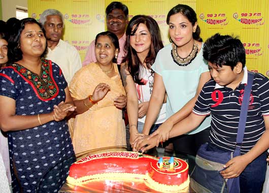 Hard Kaur and Richa Chadda cut the cake