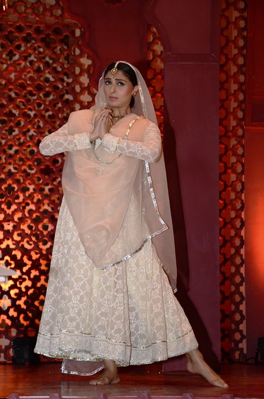 Stylist Pernia Qureshi Dances For Shabana Azmi!