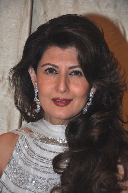 Sangeeta Bijlani in earrings by Pradeep Jethani