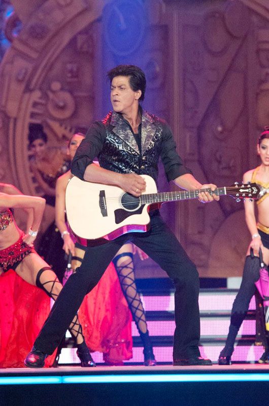 Shah-Rukh-Khan-performing-at-TOIFA-2013
