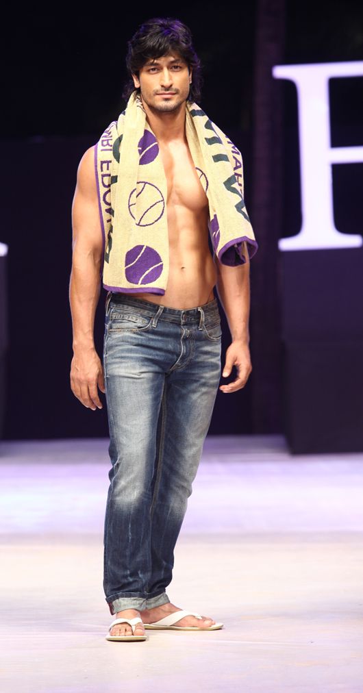 Actor Vidyut Jamwal Heats up the Ramp for Welspun at IRFW2012