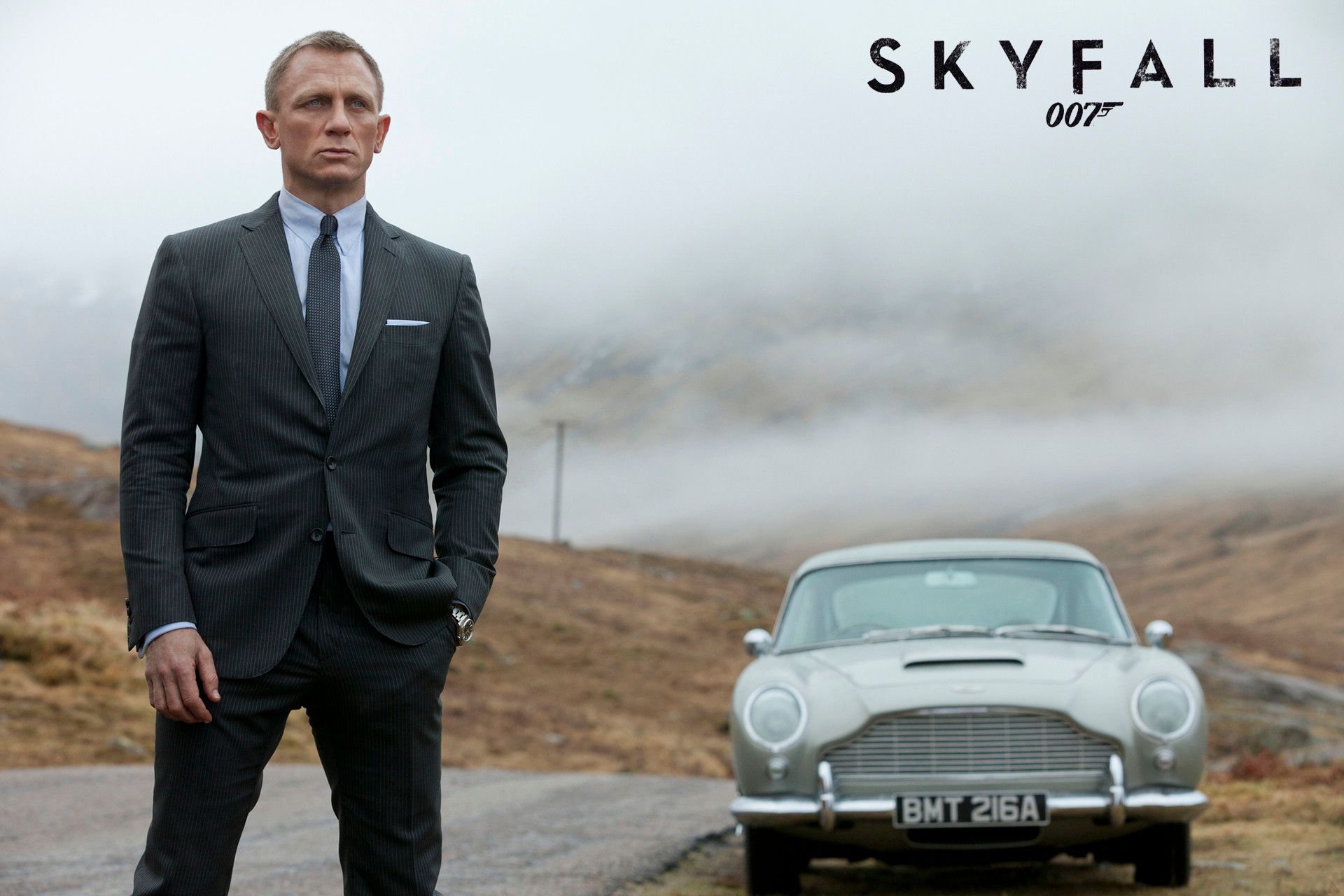 Daniel Craig wearing a Tom Ford tab collar shirt in "Skyfall"