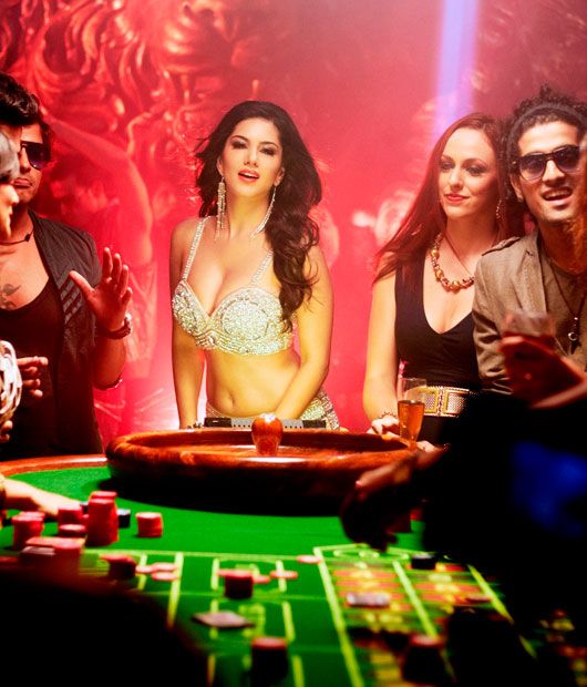 Photos: 8 Sexy Looks of Sunny Leone from Jackpot