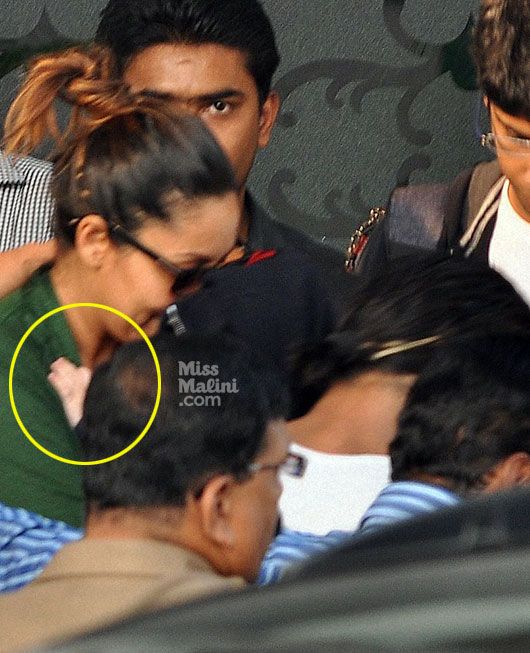 Airport Spotting: Shah Rukh & Gauri Khan With Baby AbRam