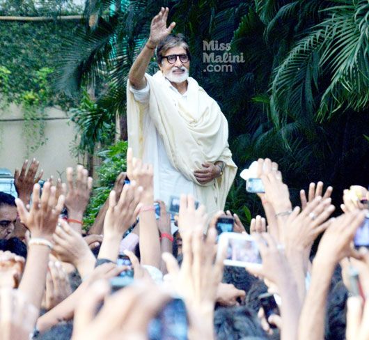 Photos: Amitabh Bachchan Greets Sunday Well-Wishers