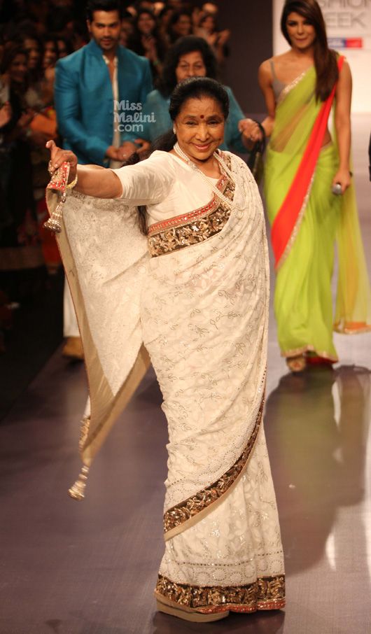 Asha Bhosle, Kajol &#038; Karisma Kapoor’s Impromptu Walk for Manish Malhotra at LFW
