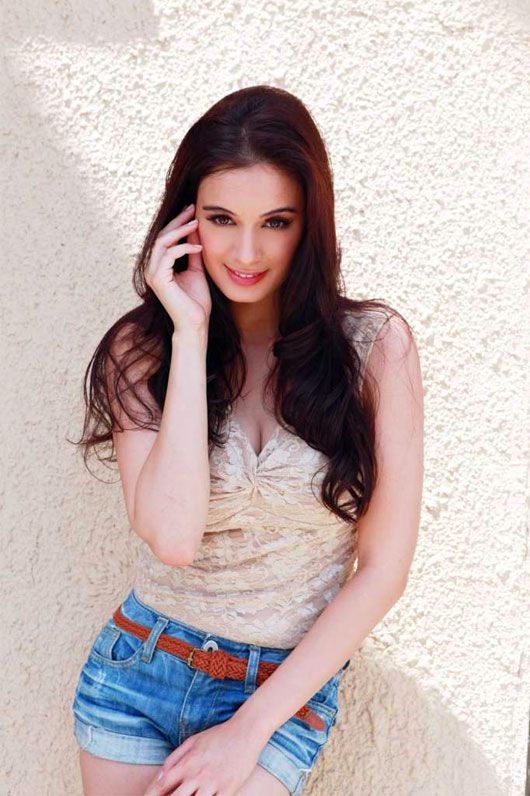 Evelyn Sharma’s Valentine’s Day Beauty Tips!