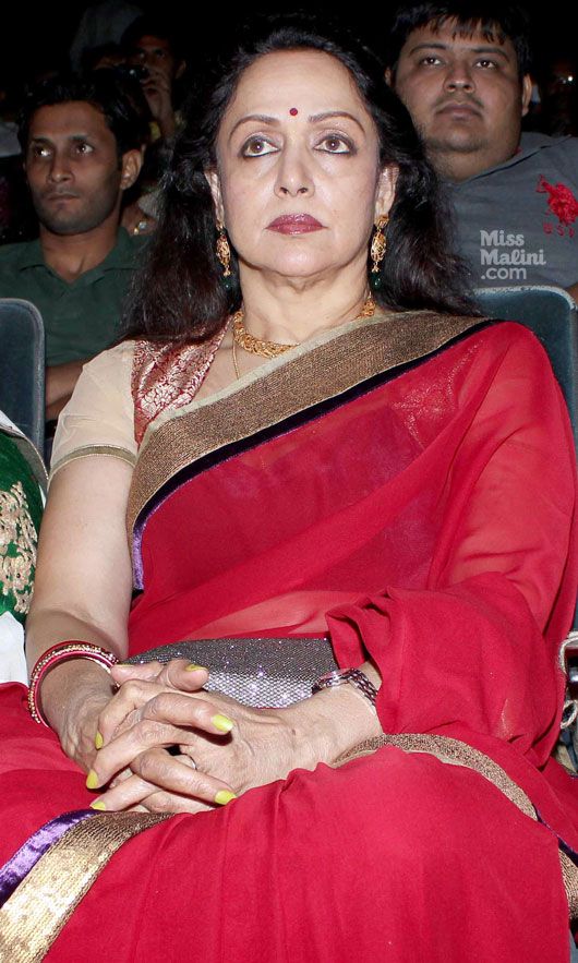 Hema Malini Honours Kavita Krishnamoorthy With Award