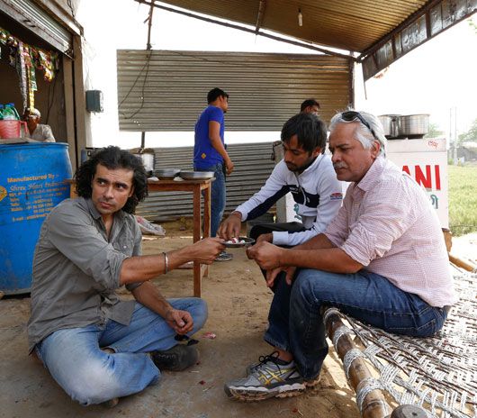 Imtiaz Ali and Anil Mehta (DoP) having lunch at a dhaba while shooitng for Highway