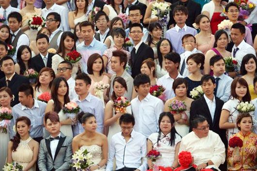 Hundreds of couples in Hong Kong wait to be married today (photo: starafrica.com)