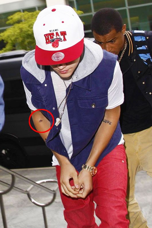 Justin Bieber's Kanji tattoo (photo courtesy | justinbiebertattoos.com)