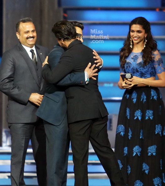 OMG! Are Shah Rukh Khan &#038; Salman Khan Friends Again? These Photos Suggest So!