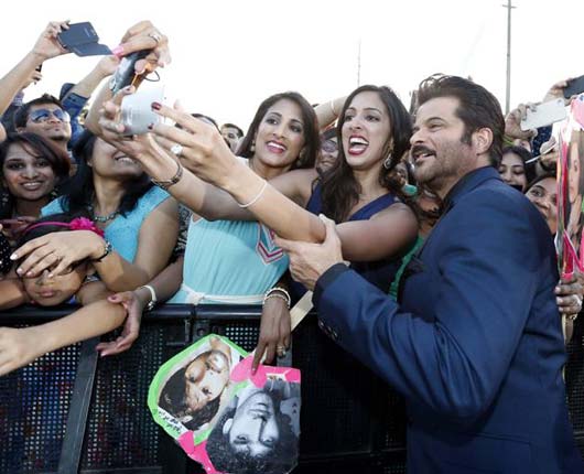 Fans taking selfies with Anil Kapoor