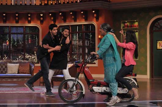 Fun Pictures: Shraddha Kapoor &#038; Sidharth Malhotra On The Sets Of Comedy Nights With Kapil