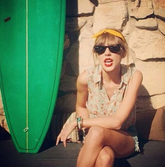 Taylor Swift brings the head scarf. (Pic: Taylor Swift's Instagram)