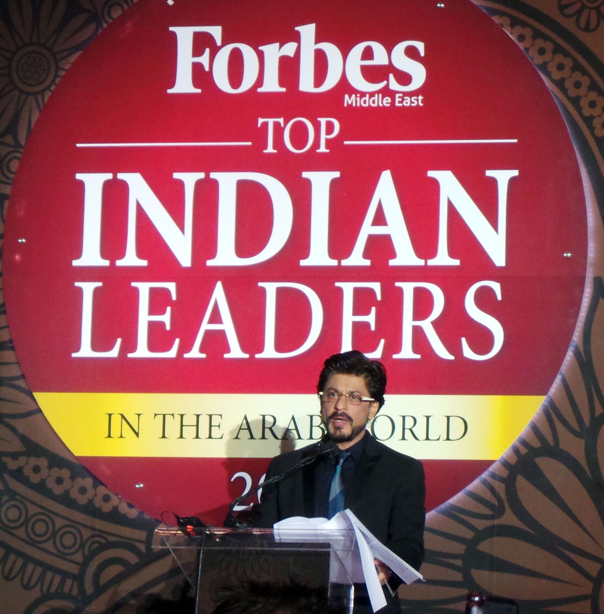 Shah Rukh Khan addressing all the Top Indian Leaders in the Arab World.