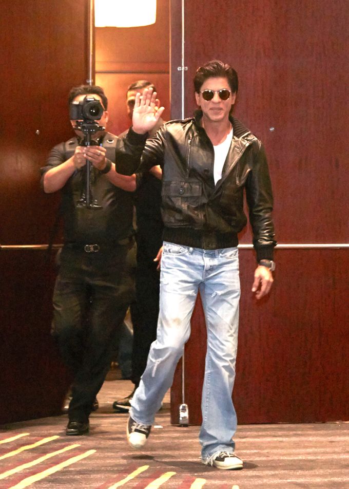Shah Rukh Khan Is All Set To Enthrall You Along With The Happy New Year Team!