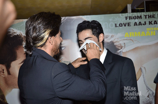 Awkward Photos: Shah Rukh Khan & Armaan Jain at the Lekar Hum Deewana Dil Premiere