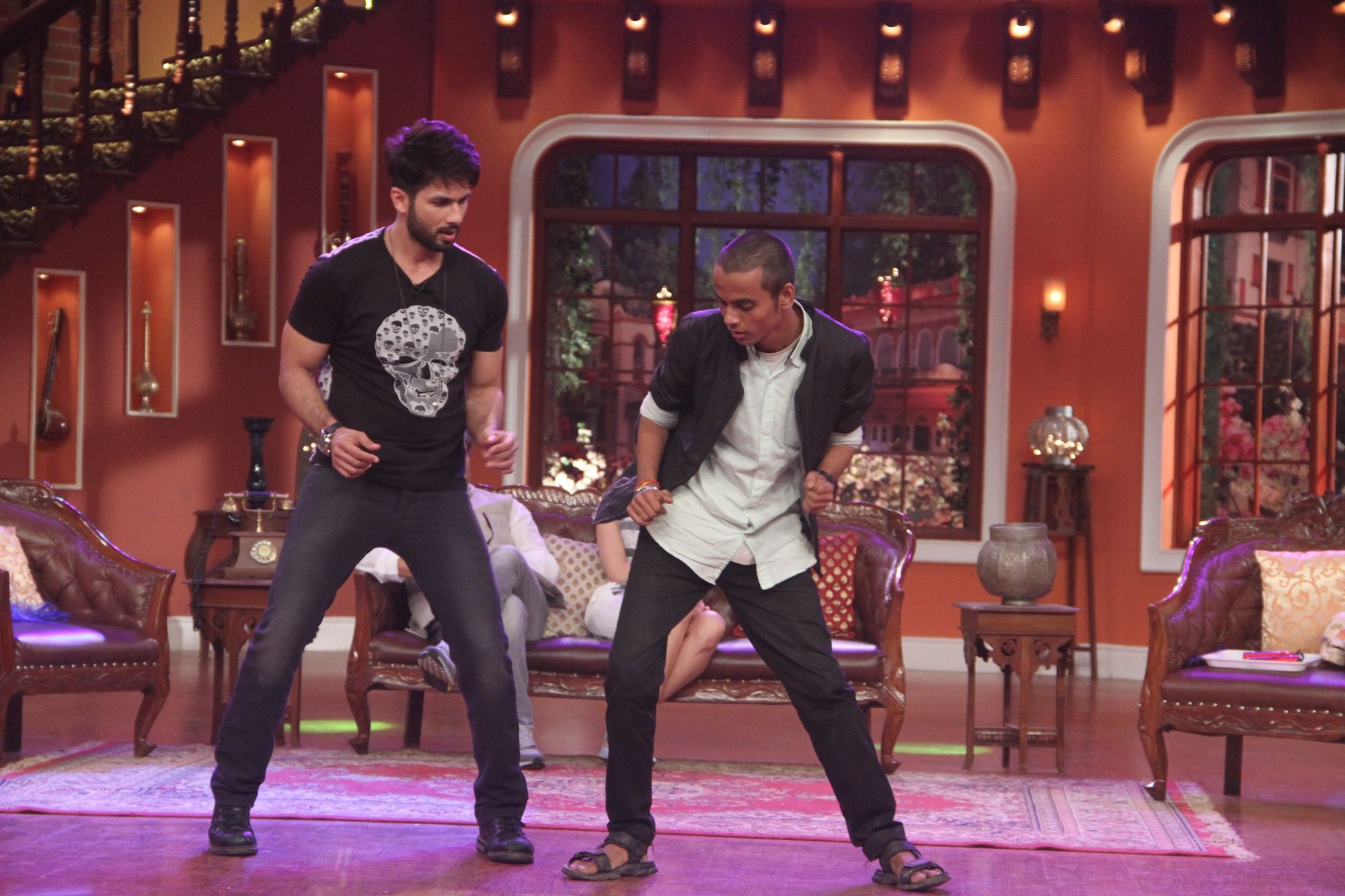 Shahid Kapoor dancing with his fan on the sets of Comedy Nights With Kapil