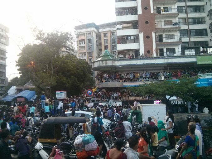 Crowd in Surat outside Ice ccream centre to catch a glimpse of Aditya and Parineeti Chopra
