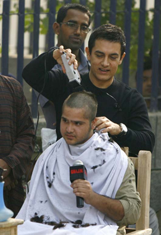 Fan gets the Ghajini hair cut from Aamir Khan!