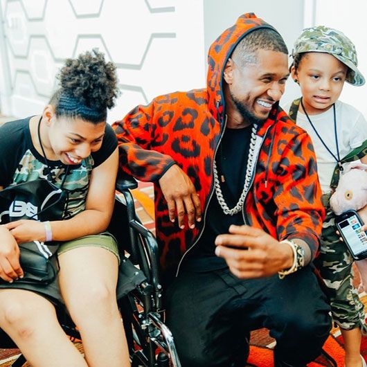 Usher's (center) in his bad-ass bright orange leopard printed hoodie. (Pic: @howuseeit on Instagram)
