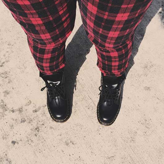 A pair of cool plaid pants with army boots. (Pic: @pocetriam on Instagram)