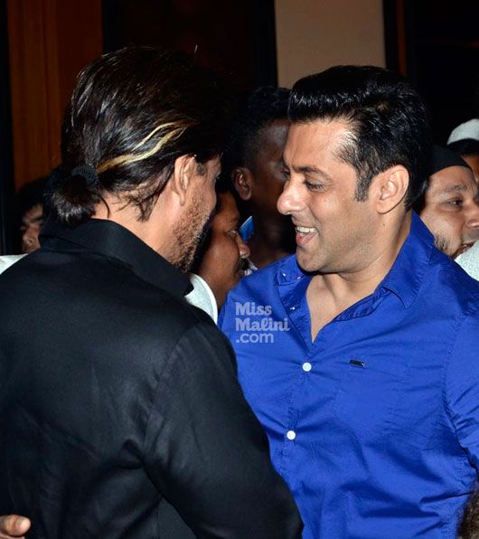 20 Awesome Photos of Shah Rukh Khan &#038; Salman Khan Hugging Yet AGAIN!